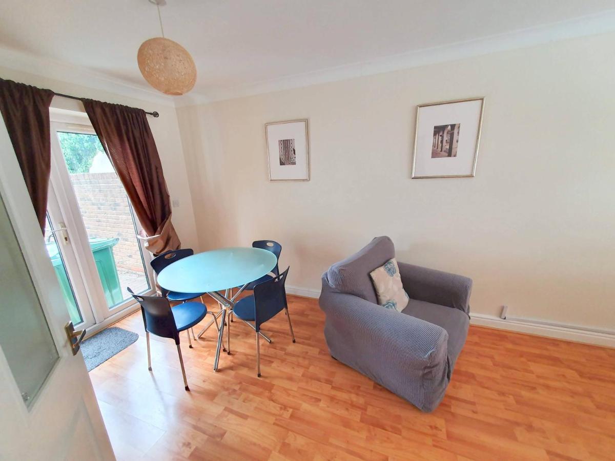 Friars Walk Houses With 2 Bedrooms, 2 Bathrooms, Fast Wi-Fi And Private Parking Ситингбърн Екстериор снимка