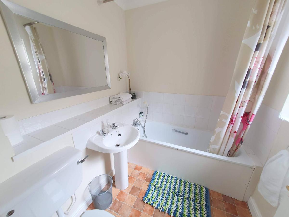 Friars Walk Houses With 2 Bedrooms, 2 Bathrooms, Fast Wi-Fi And Private Parking Ситингбърн Екстериор снимка