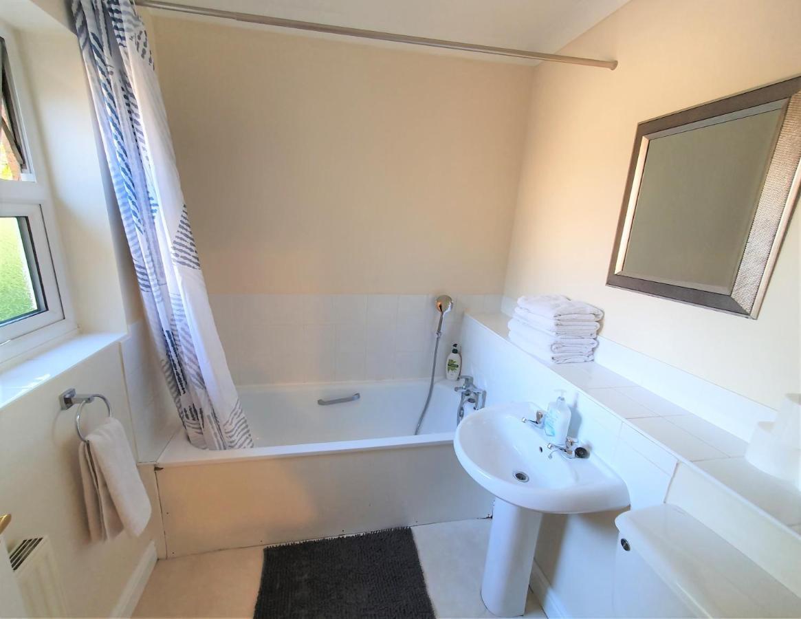 Friars Walk Houses With 2 Bedrooms, 2 Bathrooms, Fast Wi-Fi And Private Parking Ситингбърн Екстериор снимка